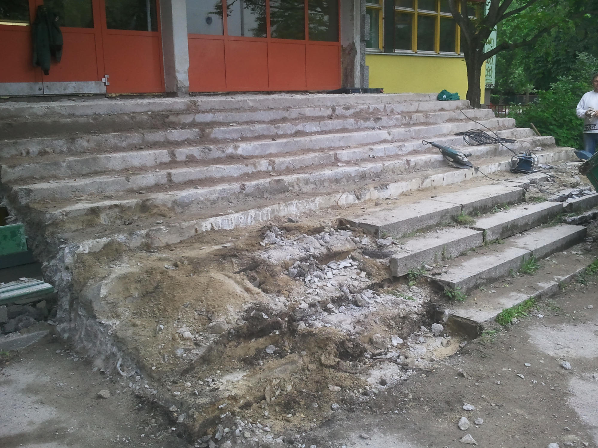 Erneuerung Treppenanlage eines Berliner Schuleingangs ursprünglicher Zustand